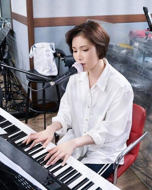 10 Potret Gummy, Penyanyi OST Hotel Del Luna yang Juarai Tangga Lagu