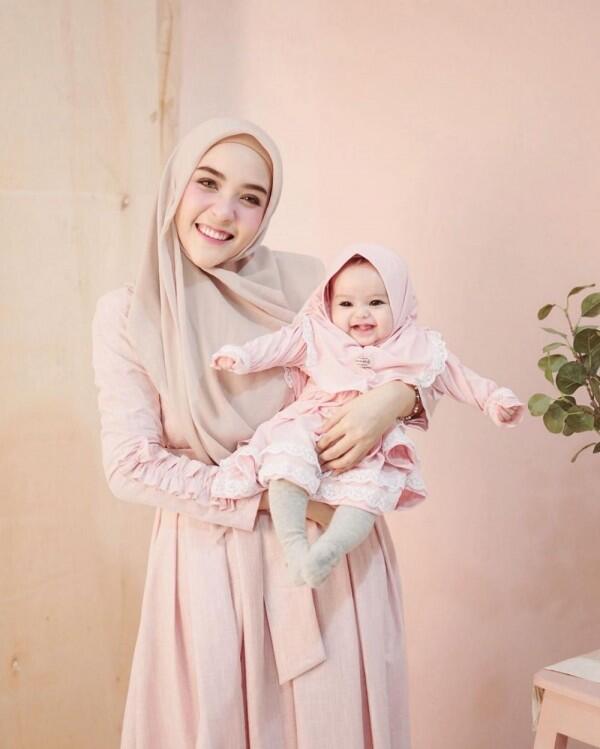 7 Inspirasi Baju Kembaran Ibu Anak ala Hamidah dan Shireen