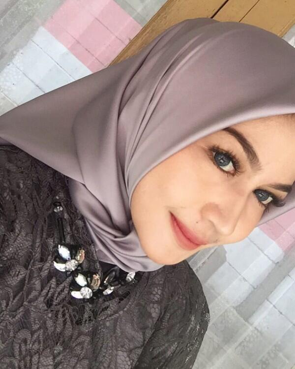 Menawan, 10 Potret Eriska Nakesya Pacar Young Lex Saat Kenakan Hijab