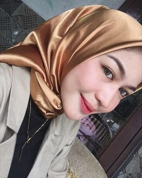 Menawan, 10 Potret Eriska Nakesya Pacar Young Lex Saat Kenakan Hijab