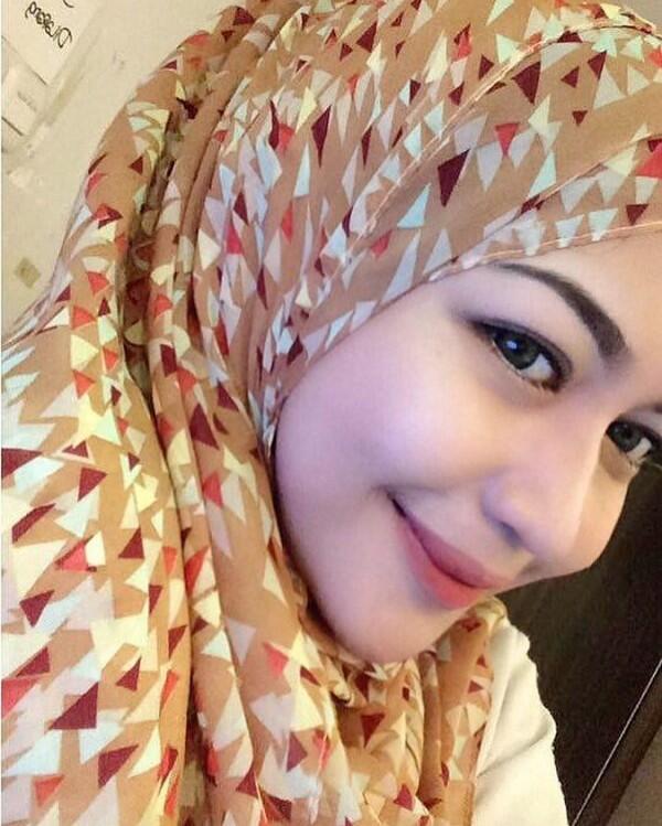 Menawan, 10 Potret Eriska Nakesya Pacar Young Lex Saat Kenakan Hijab