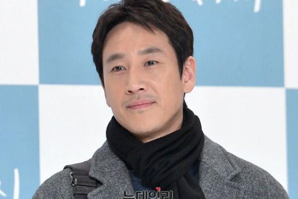 Comeback, 10 Potret Lee Sun Kyun yang Kian Memesona di Usia 40 Tahun