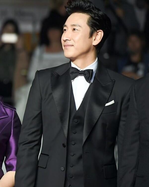 Comeback, 10 Potret Lee Sun Kyun yang Kian Memesona di Usia 40 Tahun