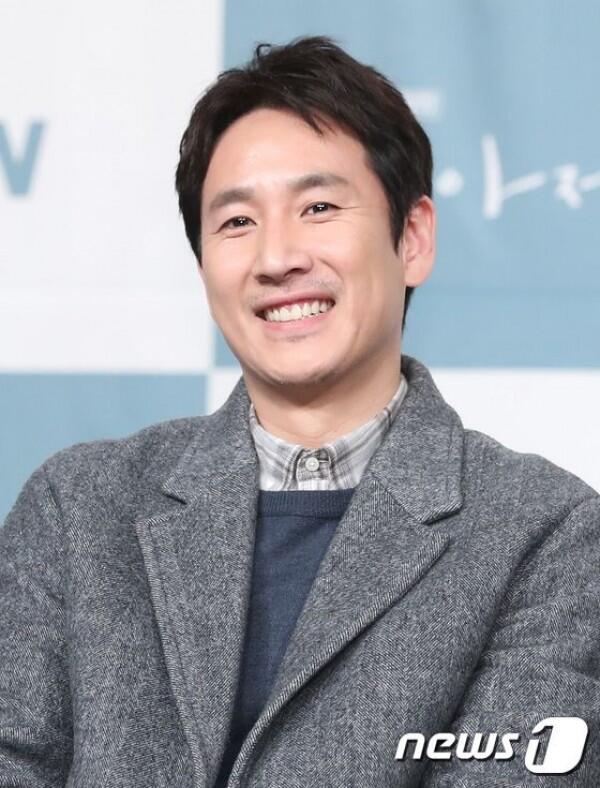 Comeback, 10 Potret Lee Sun Kyun yang Kian Memesona di Usia 40 Tahun