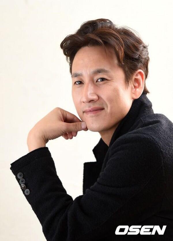 Comeback, 10 Potret Lee Sun Kyun yang Kian Memesona di Usia 40 Tahun