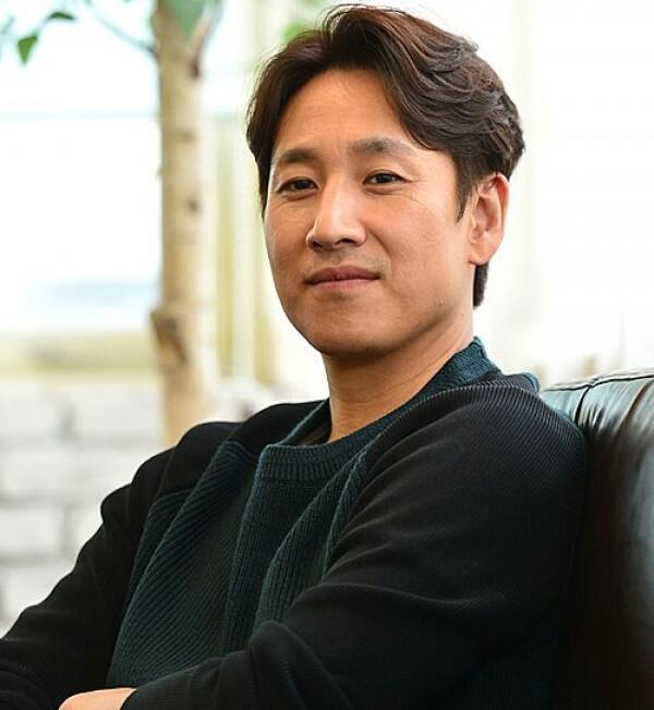 Comeback, 10 Potret Lee Sun Kyun yang Kian Memesona di Usia 40 Tahun