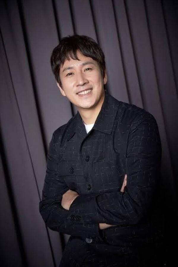 Comeback, 10 Potret Lee Sun Kyun yang Kian Memesona di Usia 40 Tahun