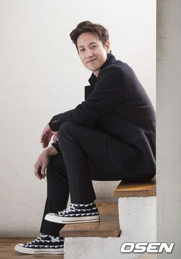 Comeback, 10 Potret Lee Sun Kyun yang Kian Memesona di Usia 40 Tahun