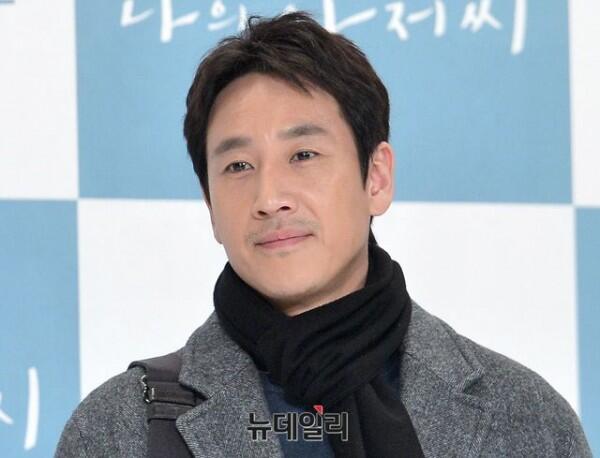 Comeback, 10 Potret Lee Sun Kyun yang Kian Memesona di Usia 40 Tahun