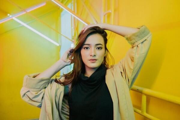 Sontek 7 OOTD Mawar Eva, Pemeran Annelies di Film 'Bumi Manusia'