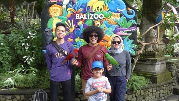 Jarang Tersorot Kamera, 10 Potret Kehangatan Eddi Brokoli dan Keluarga