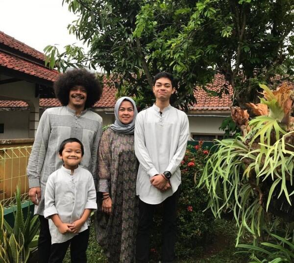 Jarang Tersorot Kamera, 10 Potret Kehangatan Eddi Brokoli dan Keluarga