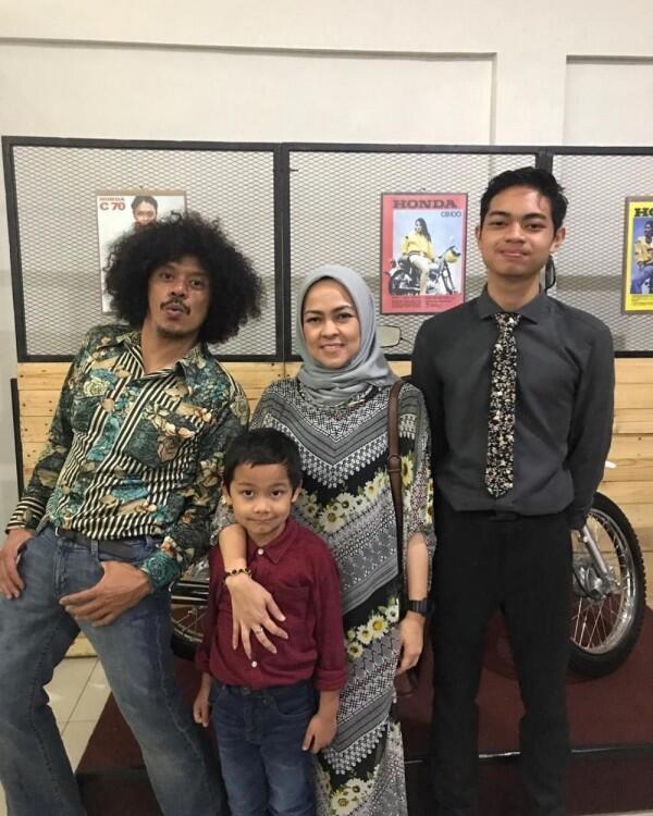 Jarang Tersorot Kamera, 10 Potret Kehangatan Eddi Brokoli dan Keluarga