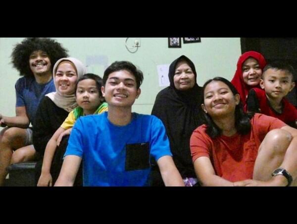 Jarang Tersorot Kamera, 10 Potret Kehangatan Eddi Brokoli dan Keluarga