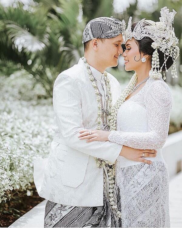 15 Kebaya Elegan Adat Sunda, Mewah bak Wanita Aristokrat