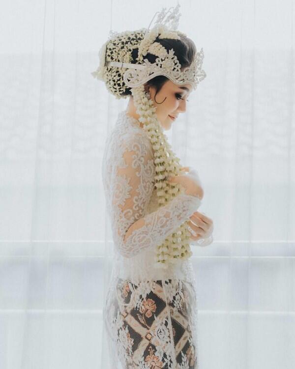 15 Kebaya Elegan Adat Sunda, Mewah bak Wanita Aristokrat