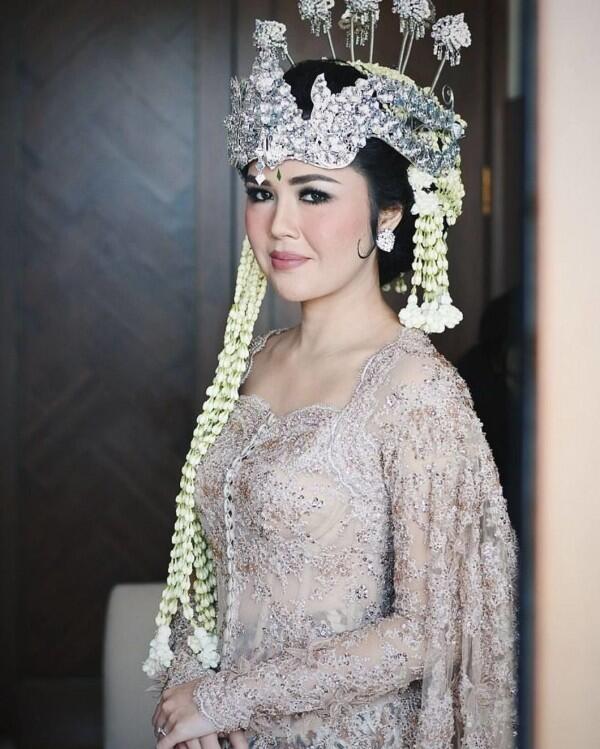 15 Kebaya Elegan Adat Sunda, Mewah bak Wanita Aristokrat