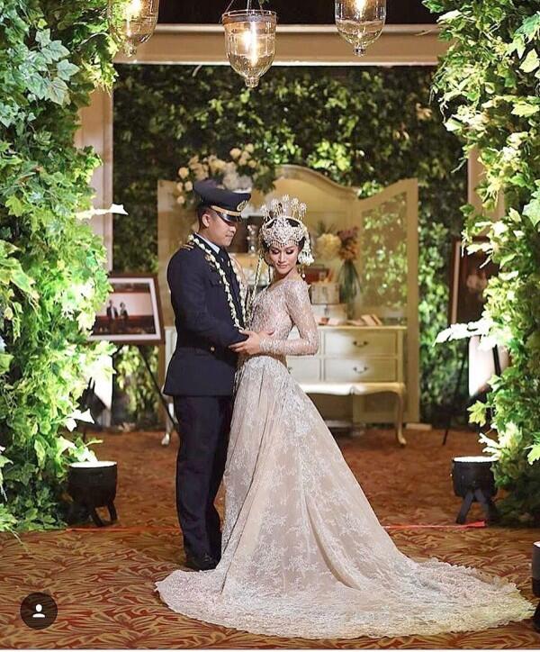 15 Kebaya Elegan Adat Sunda, Mewah bak Wanita Aristokrat