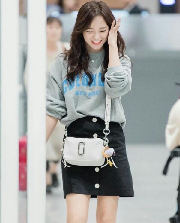 9 Potret Manis Sejeong Gugudan yang Punya Senyuman Menggemaskan