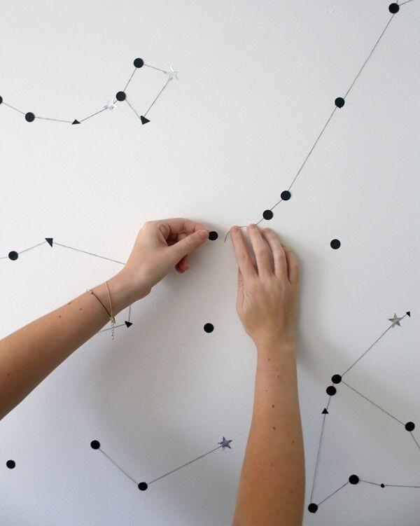 Cuma Modal Selotip Hitam, Ini 10 DIY Wall Sticker untuk Kamar Kosmu!