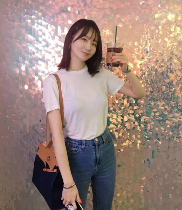 Simpel & Menawan, 10 Inspirasi OOTD ala Kang Min Kyung Davichi!