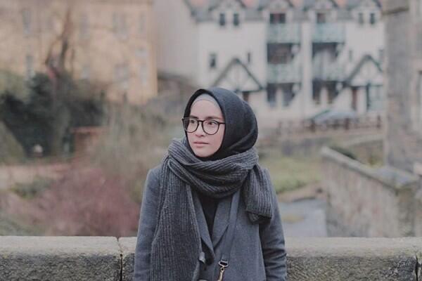 10 Ide OOTD Hijab di Luar Negeri ala Selebgram Zahratul Jannah