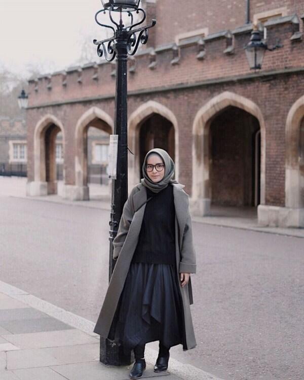 10 Ide OOTD Hijab di Luar Negeri ala Selebgram Zahratul Jannah