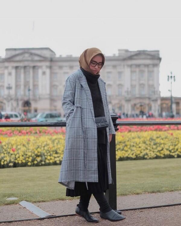 10 Ide OOTD Hijab di Luar Negeri ala Selebgram Zahratul Jannah