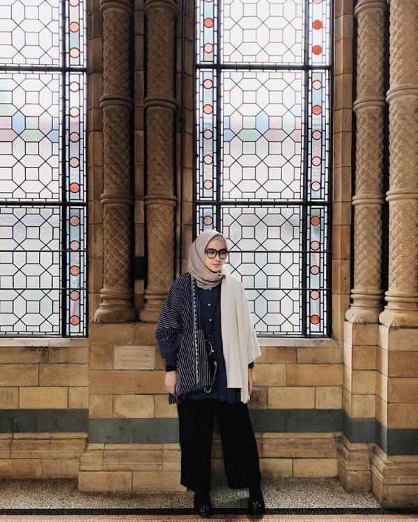 10 Ide OOTD Hijab di Luar Negeri ala Selebgram Zahratul Jannah