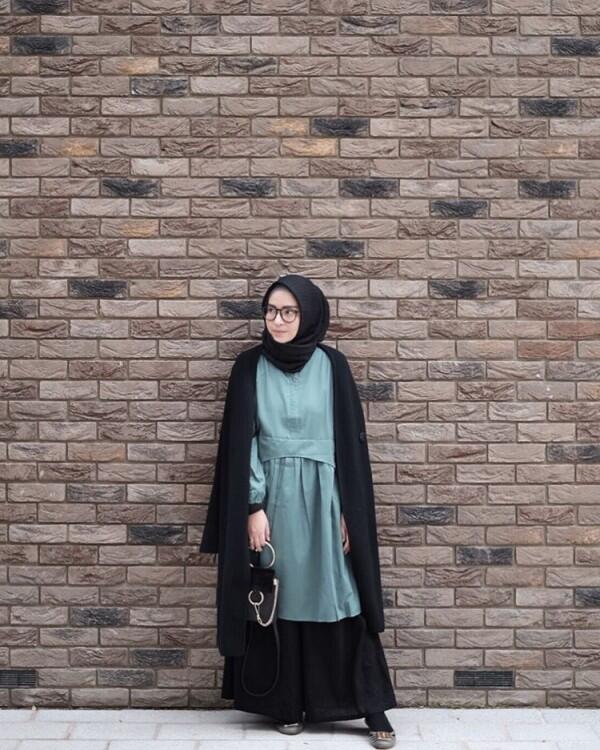 10 Ide OOTD Hijab di Luar Negeri ala Selebgram Zahratul Jannah