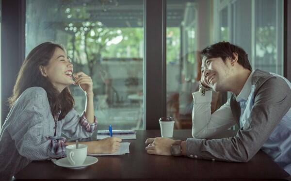 5 Hal yang Paling Diperhatikan Perempuan saat Pertama Kali Berjumpa