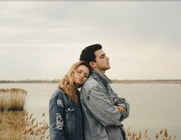 5 Alasan Cowok Introvert Bisa Jadi Pacar yang Bisa Diandalkan