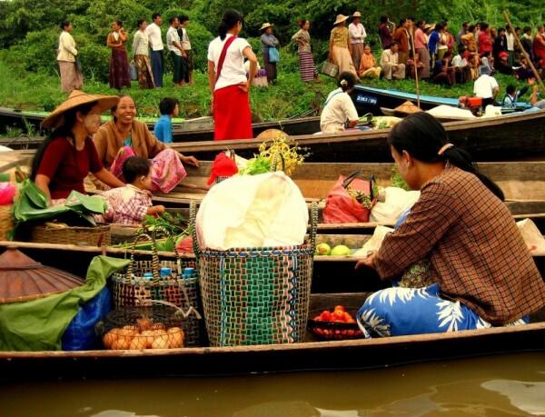 Gak Cuma Indonesia, 7 Negara Ini Juga Punya Pasar Apung Lho!