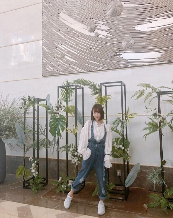 9 Gaya OOTD Sepatu Putih ala Sunny Dahye yang Keren Abis