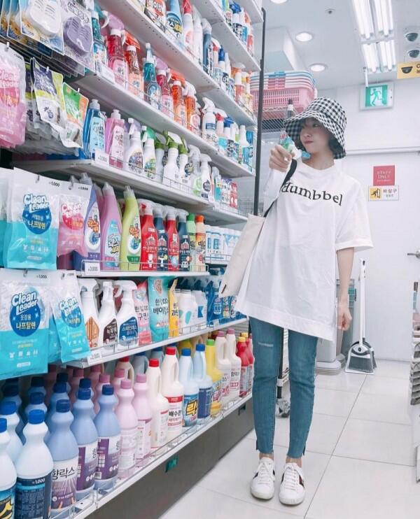 9 Gaya OOTD Sepatu Putih ala Sunny Dahye yang Keren Abis