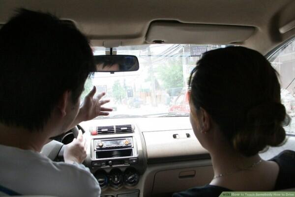 5 Cara Menghadapi Pengendara yang Melintas Pelan di Tengah Jalan