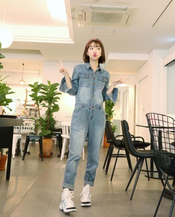 9 Gaya OOTD Sepatu Putih ala Sunny Dahye yang Keren Abis