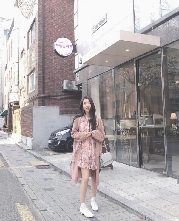 9 Gaya OOTD Sepatu Putih ala Sunny Dahye yang Keren Abis