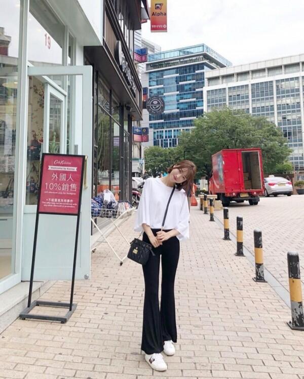 9 Gaya OOTD Sepatu Putih ala Sunny Dahye yang Keren Abis