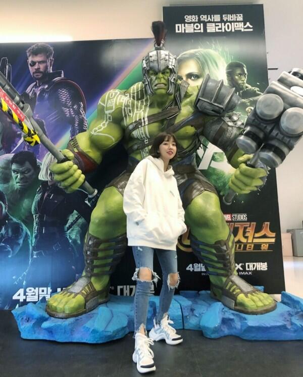 9 Gaya OOTD Sepatu Putih ala Sunny Dahye yang Keren Abis
