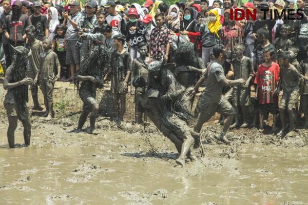 10 Tradisi Unik Masyarakat Adat Khas Indonesia yang Masih Eksis