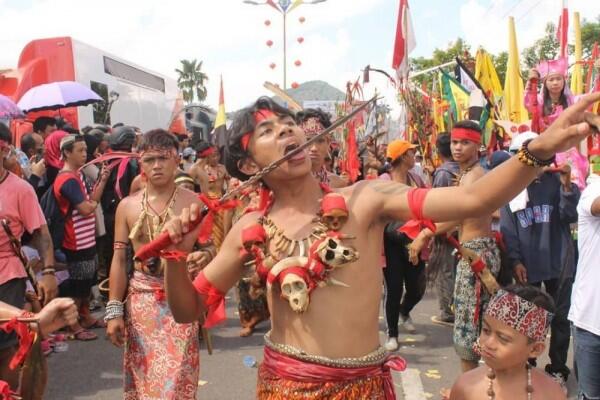 10 Tradisi Unik Masyarakat Adat Khas Indonesia yang Masih Eksis