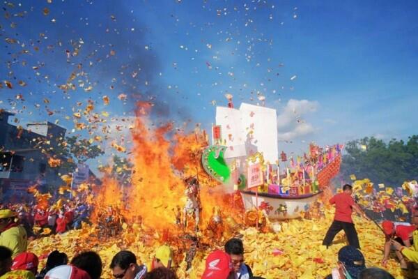 10 Tradisi Unik Masyarakat Adat Khas Indonesia yang Masih Eksis