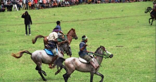 10 Tradisi Unik Masyarakat Adat Khas Indonesia yang Masih Eksis