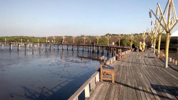 Wisata yuk! Menikmati Matahari Terbenam di Bee Jay Bakau Resort