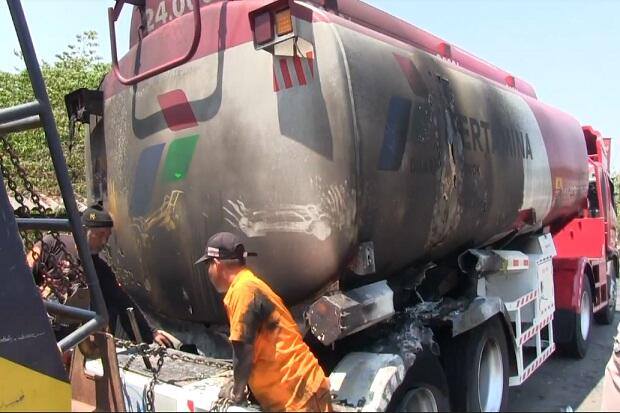 Evakuasi Truk Tangki Terbakar Berlangsung 6 Jam, Pantura Macet Panjang