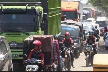 Evakuasi Truk Tangki Terbakar Berlangsung 6 Jam, Pantura Macet Panjang