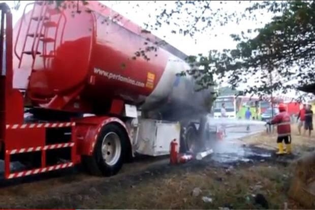 Mobil Pengangkut BBM Terbakar di Jalur Pantura Cirebon, Kemacetan Sampai 5 Km