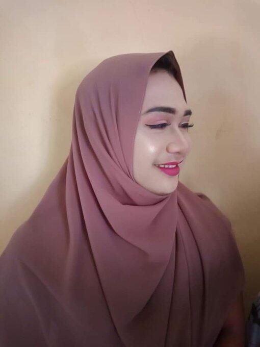 Pria Ini Jadi ‘Cantik’ Setelah Dirias Istrinya