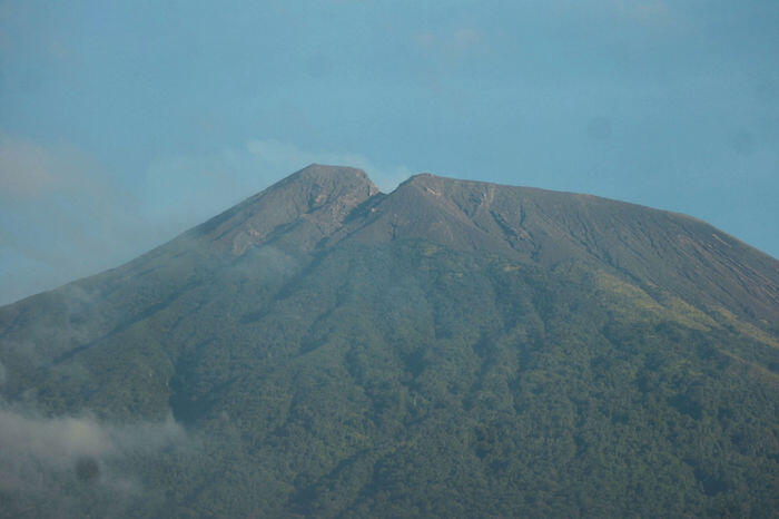 Status Gunung Slamet jadi waspada, radius aman 2 kilometer